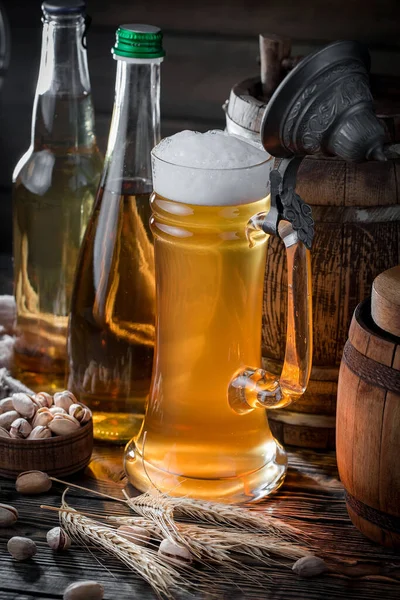 Birra Leggera Bicchiere Vecchio Sfondo — Foto Stock