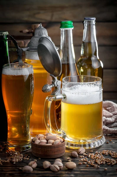 Licht Bier Een Glas Een Oude Achtergrond — Stockfoto