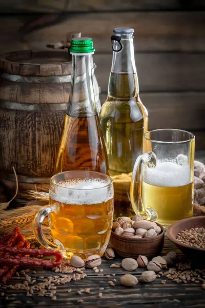 ガラスの中で 古い背景に軽いビール — ストック写真