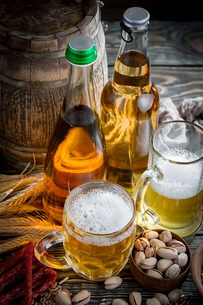 Leichtes Bier Glas Auf Altem Hintergrund — Stockfoto