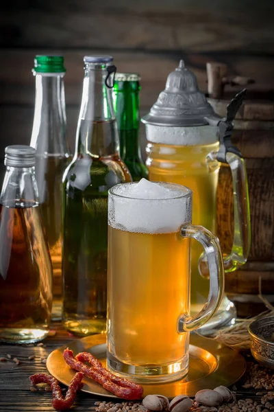 Leichtes Bier Glas Auf Altem Hintergrund — Stockfoto