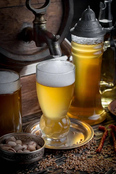Světlé Pivo Sklenici Starém Pozadí — Stock fotografie