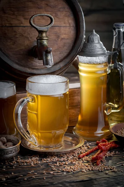 Birra Leggera Bicchiere Vecchio Sfondo — Foto Stock