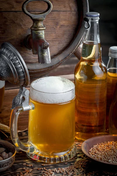 Birra Leggera Bicchiere Vecchio Sfondo — Foto Stock