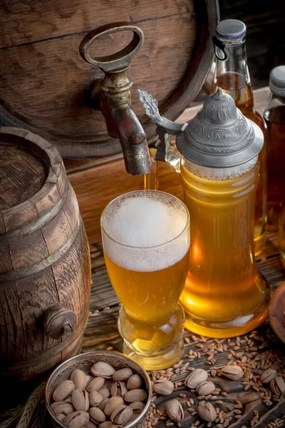 Bière Légère Dans Verre Sur Fond Ancien — Photo