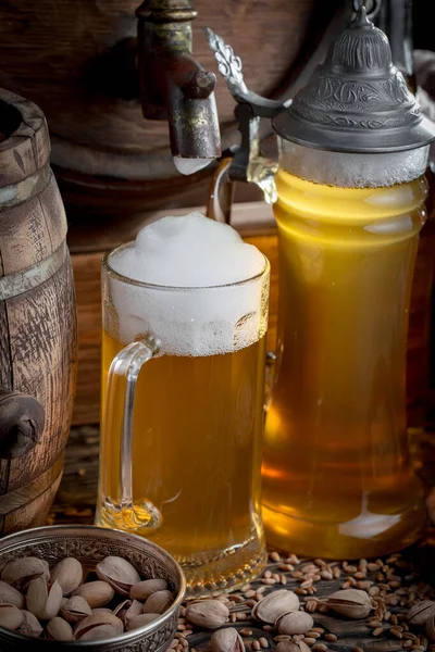 Bière Légère Dans Verre Sur Fond Ancien — Photo