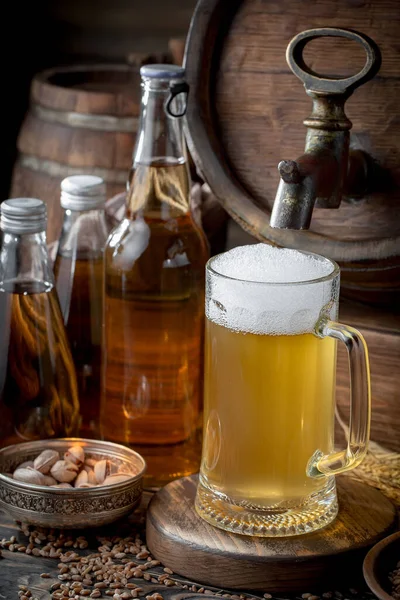 Birra Leggera Bicchiere Vecchio Sfondo — Foto Stock