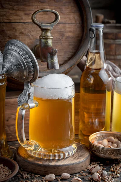 Licht Bier Een Glas Een Oude Achtergrond — Stockfoto