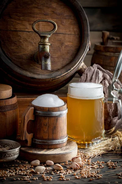 Birra Leggera Bicchiere Vecchio Sfondo — Foto Stock