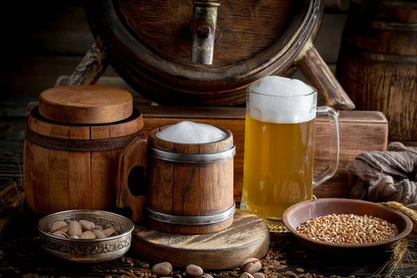 Bière Légère Dans Verre Sur Fond Ancien — Photo