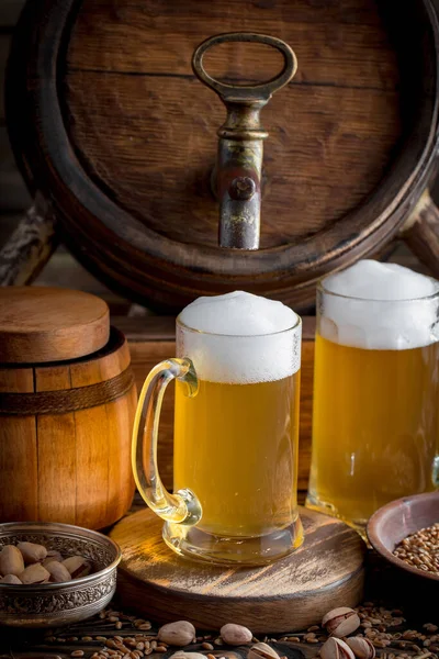 Birra Leggera Bicchiere Vecchio Sfondo — Foto Stock