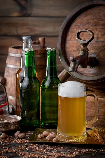 Eski bir arka planda, bardakta hafif bira..