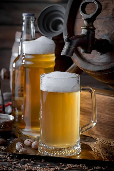 Bière Légère Dans Verre Sur Fond Ancien — Photo