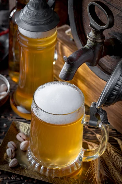 Bière Légère Dans Verre Sur Fond Ancien — Photo