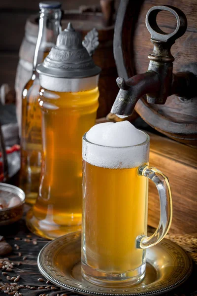 Bière Légère Dans Verre Sur Fond Ancien — Photo