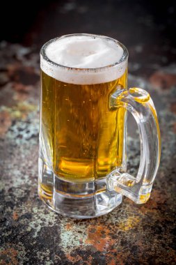 Eski bir arka planda, bardakta hafif bira..