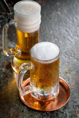 Eski bir arka planda, bardakta hafif bira..