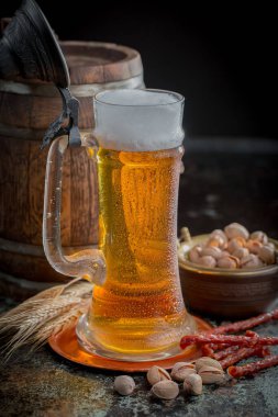 Eski bir arka planda, bardakta hafif bira..