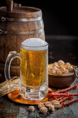 Eski bir arka planda, bardakta hafif bira..