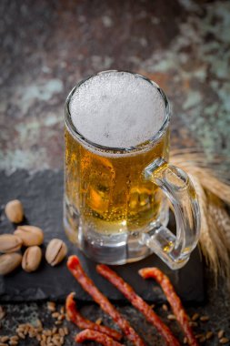 Eski bir arka planda, bardakta hafif bira..