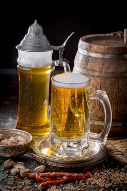 Eski bir arka planda, bardakta hafif bira..