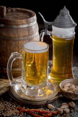 Eski bir arka planda, bardakta hafif bira..