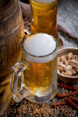 Eski bir arka planda, bardakta hafif bira..