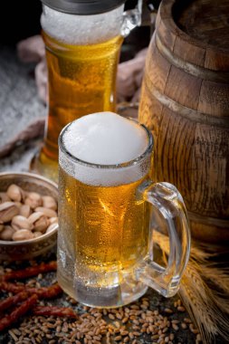 Eski bir arka planda, bardakta hafif bira..