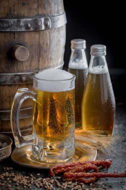 Eski bir arka planda, bardakta hafif bira..