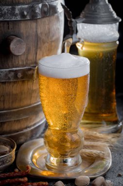 Eski bir arka planda, bardakta hafif bira..