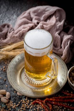 Eski bir arka planda, bardakta hafif bira.