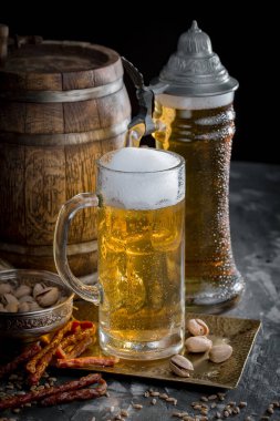 Eski bir arka planda, bardakta hafif bira.