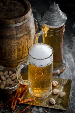 Eski bir arka planda, bardakta hafif bira.