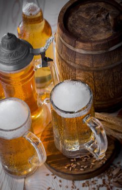 Eski bir arka planda, bardakta hafif bira.