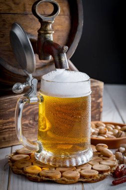 Eski bir arka planda, bardakta hafif bira.