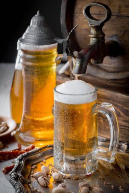 Eski bir arka planda, bardakta hafif bira.