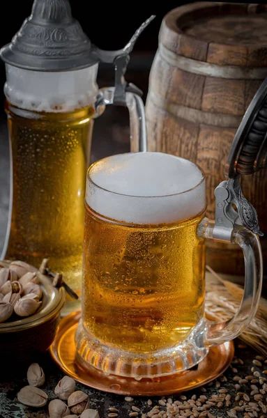 Bière Légère Dans Verre Sur Fond Ancien — Photo