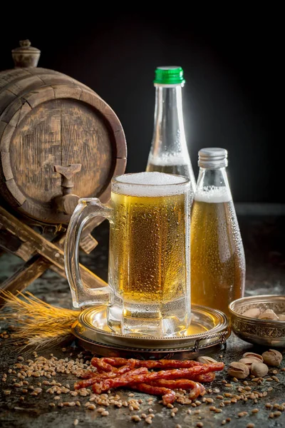 Cerveza Ligera Vaso Sobre Fondo Viejo — Foto de Stock