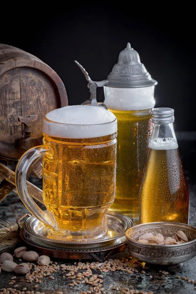 Licht Bier Een Glas Een Oude Achtergrond — Stockfoto