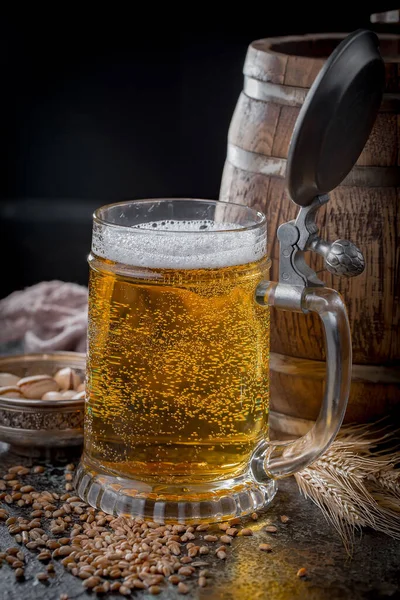 Licht Bier Een Glas Een Oude Achtergrond — Stockfoto