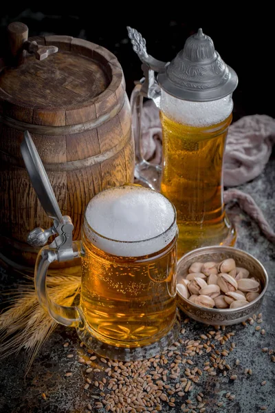 Licht Bier Een Glas Een Oude Achtergrond — Stockfoto