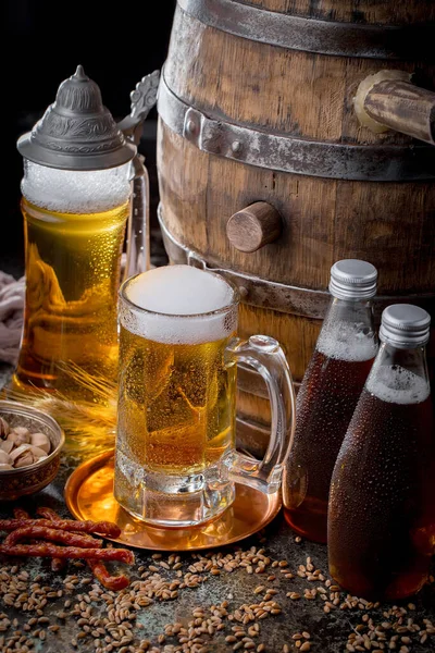 Cerveja Leve Copo Fundo Velho — Fotografia de Stock