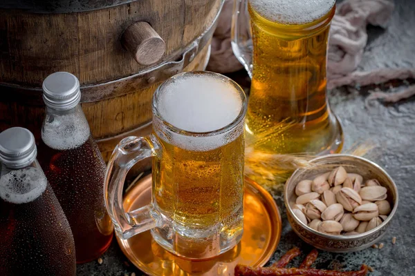 Leichtes Bier Glas Auf Altem Hintergrund — Stockfoto