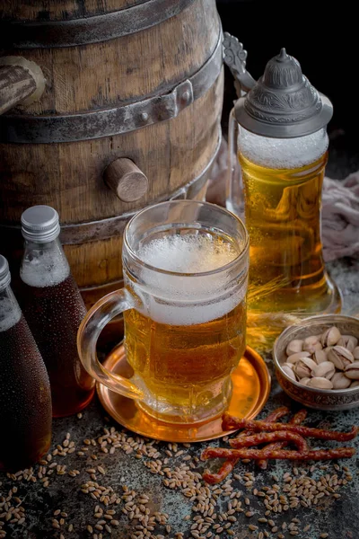 Leichtes Bier Glas Auf Altem Hintergrund — Stockfoto