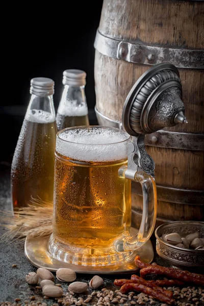 Licht Bier Een Glas Een Oude Achtergrond — Stockfoto