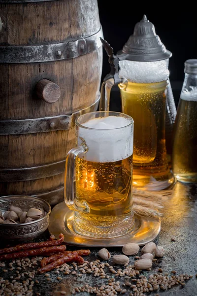 Bière Légère Dans Verre Sur Fond Ancien — Photo