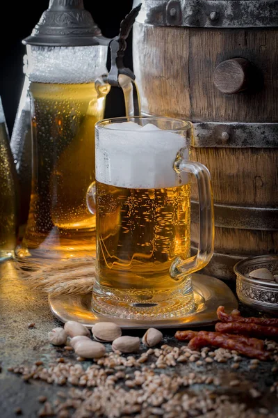 Světlé Pivo Sklenici Starém Pozadí — Stock fotografie