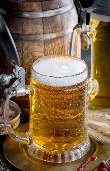 Birra Leggera Bicchiere Vecchio Sfondo — Foto Stock