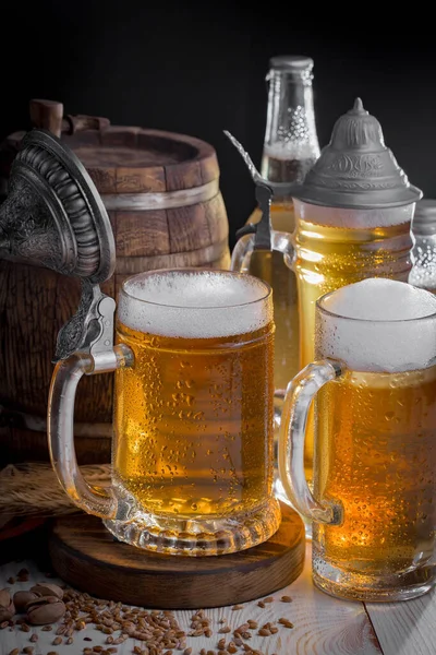 Birra Leggera Bicchiere Vecchio Sfondo — Foto Stock