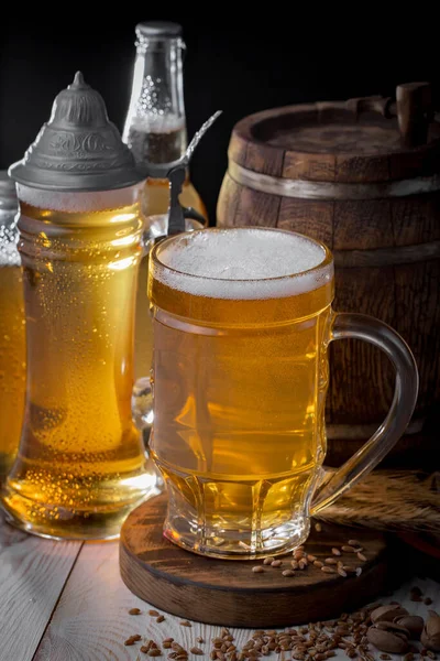 Cerveja Leve Copo Fundo Antigo — Fotografia de Stock
